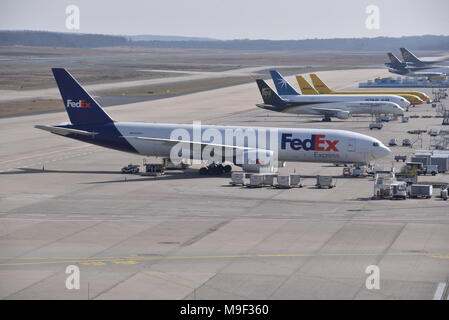 19 März 2018, Deutschland, Köln: Cargo Flugzeuge auf dem Flugplatz. · Keine LEITUNG SERVICE · Foto: Horst Galuschka/dpa Stockfoto