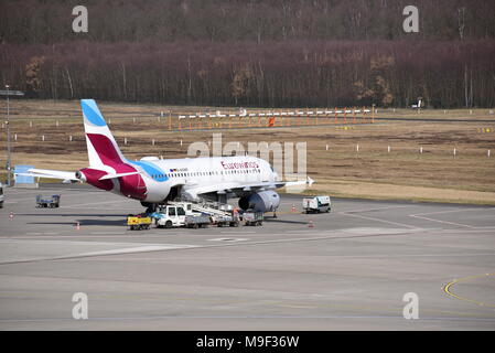 19 März 2018, Deutschland, Köln: Ein Flugzeug der Eurowings auf dem Flugplatz. · Keine LEITUNG SERVICE · Foto: Horst Galuschka/dpa Stockfoto