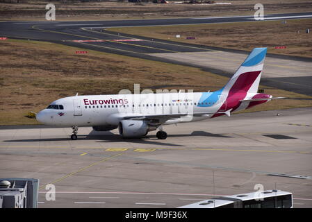 19 März 2018, Deutschland, Köln: Ein Flugzeug der Eurowings auf dem Flugplatz. · Keine LEITUNG SERVICE · Foto: Horst Galuschka/dpa Stockfoto