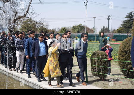 März 25, 2018 - Srinagar, Jammu und Kaschmir, Indien - Javid Mustafa Mir Minister für Blumenzucht und Tasaduq Mufti, Minister für Tourismus schnitt die Band das Tulip Garten um die Touristen zu öffnen. Mit 20 lakh Tulpen von 46 Sorten, die in den Schoß, Asiens größte Tulip Garten mit Blick auf den weltberühmten Dal Lake hier wurde am Sonntag, 25. April 2018 offen für Besucher geworfen und markiert den Beginn der neuen touristischen Saison im Tal. Früher bekannt als Siraj Bagh, der Indira Gandhi Memorial Tulip Garden im Jahr 2008 durch den damaligen Chief Minister Ghulam Nabi Azad geöffnet wurde. Credit: ZUMA Press, Inc./Alamy leben Nachrichten Stockfoto