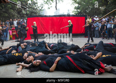 Dhaka, Bangladesh, 25 Mar 2018. Prachyanat Schauspielschule und Design nehmen Sie eine Prozession Lal Jatra (Rot Prozession), daran zu erinnern, dass der Völkermord durch die pakistanische Armee am 25. März in Dhaka, Bangladesch 1971 am 25. März 2018. Auf diese schwarze Nacht in der nationalen Geschichte, das pakistanische Militär Herrscher gestartet '' Betrieb Suchscheinwerfer'' töten einige Tausend Menschen in dieser Nacht Durchgreifen allein. Als Teil der Operation, Panzer rollten aus Dhaka cantonment und einem schlafenden Stadt wachte zu den Rasseln von Schüssen getroffen, wie die pakistanische Armee die Hallen an der Universität von Dhaka angegriffen, dann nach Osten Pakistan Rif Stockfoto