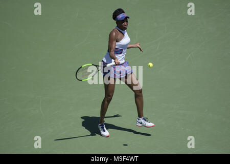 Miami, FL, USA. 25 Mär, 2018. KEY BISCAYNE, FL - März 25: Venus Williams (USA), die in Aktion hier, spielt Kiki Bertens (NED) 2018 Miami geöffnet an der Tennis Center am Crandon Park statt. Credit: Andrew Patron/Zuma Kabel Credit: Andrew Patron/ZUMA Draht/Alamy leben Nachrichten Stockfoto