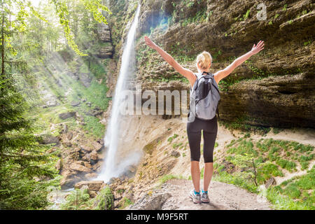 Aktive Frau Anheben der Arme das Einatmen frischer Luft, entspannte Gefühl in der Natur. Stockfoto