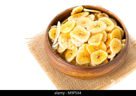 Haufen getrockneter Bananen chips Snack in Houten auf sackleinen auf weißem Hintergrund Stockfoto