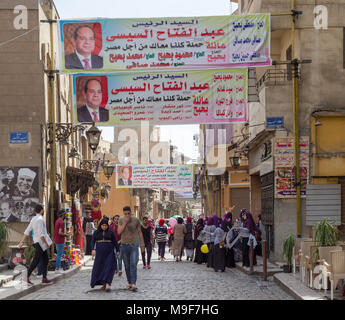 Kairo, Ägypten - März 25, 2018: Banner unterstützen aktuelle ägyptische Präsident Abdel-Fattah El-Sisi für eine zweite Amtszeit für die Präsidentschaftswahlen Stockfoto