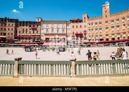 Siena, Italien - 15 August 2016: Campo Platz und touristische Menschen Stockfoto