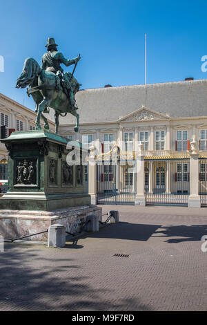 Statue von König William II vor den Toren der Palast Noordeinde, den Haag (Den Haag), die Niederlande. Stockfoto