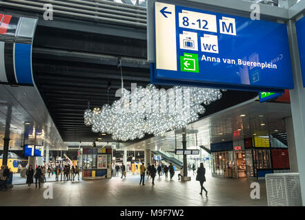 Pendler am zentralen Bahnhof Den Haag (den Haag), die Niederlande. Stockfoto