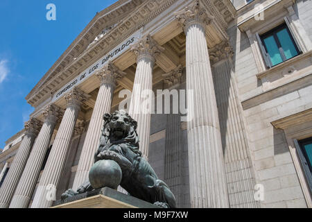 Außenfassade des Congreso de Los Diputados (Abgeordnetenhaus) Gebäude, Unterhaus der Cortes Generales, Spaniens gesetzgebende Niederlassung, Madrid. Stockfoto