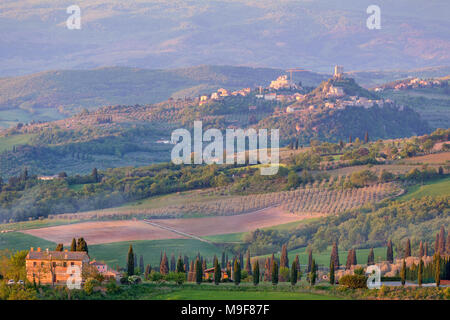 Auf die Landschaft bei Sonnenaufgang in der Toskana, Italien Stockfoto