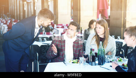 Verärgerte Gäste beschwerten, Manager über das Essen und der Service im Restaurant Stockfoto