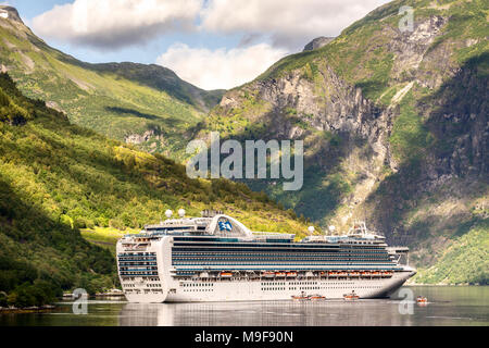 Schiff Crown Princess in Geiranger Fjord Norwegen Stockfoto