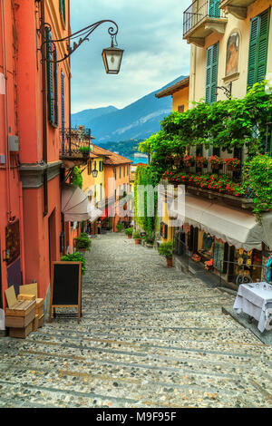 Erstaunlich, alte Gasse, berühmten malerischen gepflasterten Straße mit Souvenirshops, Restaurants und Cafés in Bellagio Ferienort See Co Stockfoto