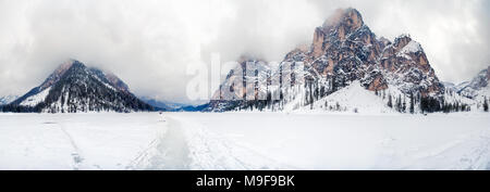 Panoramablick auf Pragser See im Schnee gelegen. Magische Ecke der Dolomiten, Italien Stockfoto