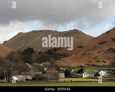 Fahrzeuge auf Newlands Pass Road oben Buttermere Dorf geparkt, Nationalpark Lake District, Cumbria, Vereinigtes Königreich Stockfoto