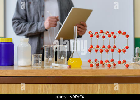 Lehrer mit digitalen tablet Studenten in Chemie Klasse zu unterrichten. Bildung, VR, Nachhilfe, neuen Technologien und Methoden. Stockfoto