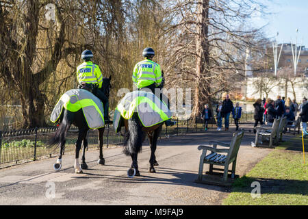 Die Metropolitan Police auf dem Pferd, montiert Polizisten patrouillieren in Central London, UK, Polizei uk uk Polizei Old Bill, Großbritannien britische Konzept Stockfoto