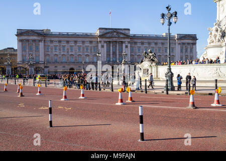 Volle Landschaft Blick auf die Buckingham Palace Road geschlossen, Royal Guard, London Uk, typisch britisch, British Konzept Blick von der Mall Stockfoto