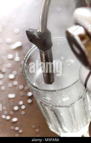 Professionelle bartender Erwärmung der Milch für Cappuccino. Barista mit Kaffeemaschine für Latte macchiato Kunst. Getönten Bild. Stockfoto