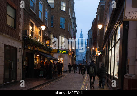 Watling Street Szene mit St. Paul's Cathedral auf dem Hintergrund, London, EC4M, England, UK. Stockfoto