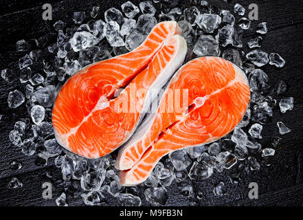 Lachssteak auf Eis, Ansicht von oben Stockfoto