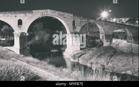 Alte Brücke durch die Kirche des heiligen Ignatius mit abendlichen Lichter in Manresa Stockfoto