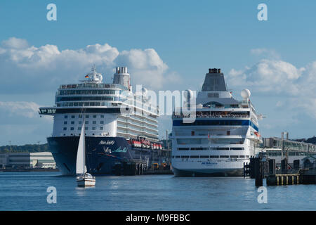 Cruicer Schiffe im Hafen von Kiel während der "Kieler Woche" oder "Kieler Woche", die weltweit größte Segelveranstaltung, Kiel, Schleswig-Holstein, Deutschland Stockfoto