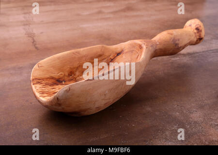 Alte hölzerne Schaufel auf einem dunklen Stein Tabelle. Stockfoto