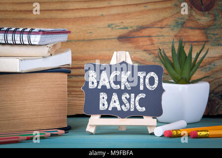 Zurück zu Basic. Holzbrettchen mit Kreide Stockfoto