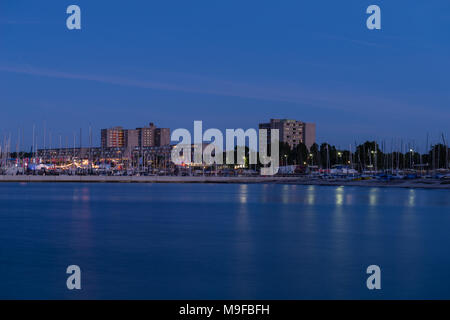 Schilksee, Placeof die olympischen Segelwettbewerbe im Jahr 1972, hier in der Zeit der 'Kieler Woche' in der Nacht, Blaue Stunde, Kiel, Schleswig-Holstein, Deutschland, Europa Stockfoto