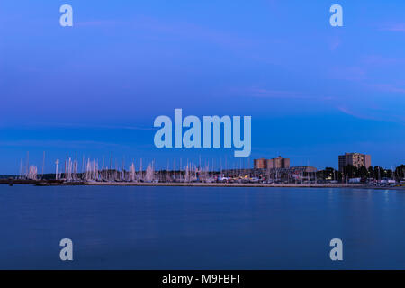 Schilksee, Placeof die olympischen Segelwettbewerbe im Jahr 1972, hier in der Zeit der 'Kieler Woche' in der Nacht, Blaue Stunde, Kiel, Schleswig-Holstein, Deutschland, Europa Stockfoto