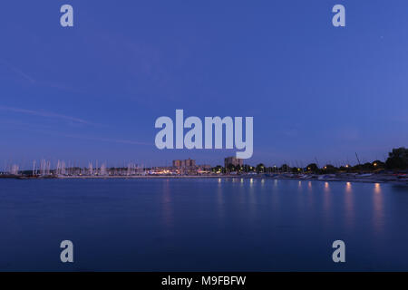 Schilksee, Placeof die olympischen Segelwettbewerbe im Jahr 1972, hier in der Zeit der 'Kieler Woche' in der Nacht, Blaue Stunde, Kiel, Schleswig-Holstein, Deutschland, Europa Stockfoto