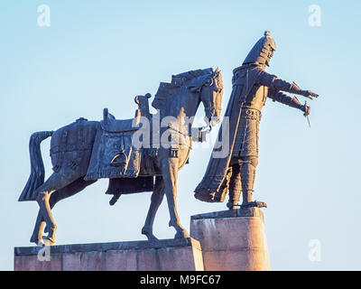 VILNIUS, LITAUEN - 24. MÄRZ 2018: Denkmal für Grand Duke Gediminas von Vytautas Kašuba und Mindaugas Snipas auf dem klaren Himmel Hintergrund Stockfoto