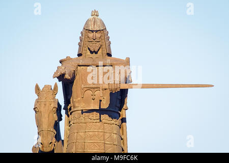 VILNIUS, LITAUEN - 24. MÄRZ 2018: Denkmal für Grand Duke Gediminas von Vytautas Kašuba und Mindaugas Snipas auf dem klaren Himmel Hintergrund Stockfoto