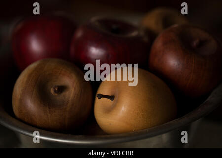 Eine Schüssel von geschnitzten Äpfel in verschiedenen Farben. Stockfoto