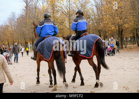Paris, Frankreich, September 2017: Zwei Gendarmen zu Pferd im Jardin des Tuileries. Paris, Frankreich Stockfoto