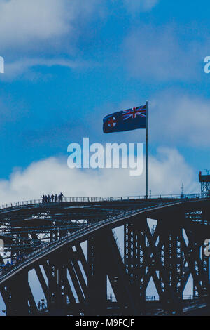 SYDNEY, AUSTRALIEN - 16. Dezember 2013: New South Wales Flagge auf der Sydney Harbour Bridge Stockfoto
