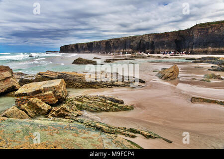 Blick auf den Strand der Kathedralen im Sommer bewölkten Tag, ein Abfluss. Nachbarschaft der Stadt von Ribadeo, spanischen Provinz Galizien Stockfoto