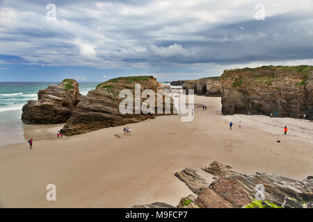 Blick auf den Strand der Kathedralen im Sommer bewölkten Tag, ein Abfluss. Nachbarschaft der Stadt von Ribadeo, spanischen Provinz Galizien Stockfoto