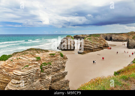 Blick auf den Strand der Kathedralen im Sommer bewölkten Tag, ein Abfluss. Nachbarschaft der Stadt von Ribadeo, spanischen Provinz Galizien Stockfoto