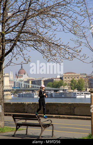 Frau laufen Joggen fit an der Donau in der ungarischen Hauptstadt Budapest Ungarn zu halten Stockfoto