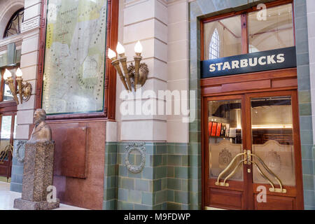 Buenos Aires Argentinien, Estacion Retiro Bahnhof, innen, Starbucks Kaffee, Kaffeehaus, Eingang, Schild, Wandleuchte, Statue, Hispanic, ARG171128123 Stockfoto