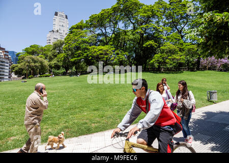 Buenos Aires Argentinien, Plaza San Martin, historischer Park, Grünfläche, Bäume, Pfad, Erwachsene Erwachsene Männer Männer männlich, Frau Frauen weibliche Dame, Radfahrer, Hunde, Wal Stockfoto