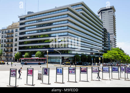 Buenos Aires Argentinien,Retiro,Plaza San Martin,Park,öffentliche Kunst,Ausstellungsausstellung Sammlung American Express Gebäude,Bürogebäude,Hispanic,ARG171 Stockfoto