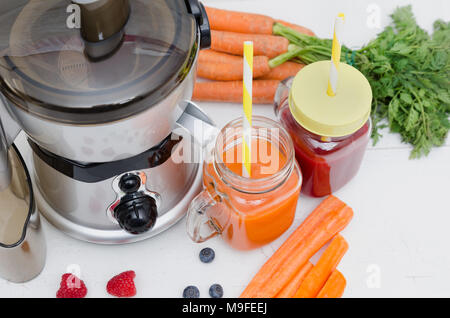 Vorbereitung Saft aus frischen Früchten und Gemüse. Elektrische Saftpresse, gesunden Lebensstil Konzept Stockfoto