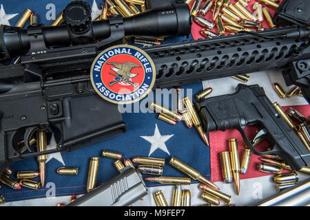 Winneconne, WI - 15. März 2018: Die Nrb Aufkleber mit einem AR-15, Munition und hand Pistolen mit einer amerikanischen Flagge. Stockfoto