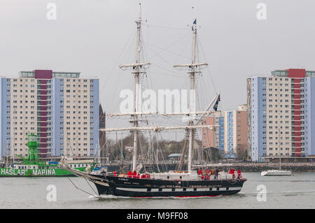 Das Meer Kadetten Sail Training Flaggschiff, TS Royalist, Abfahrt Portsmouth Harbour, UK am 25. März 2018. Stockfoto