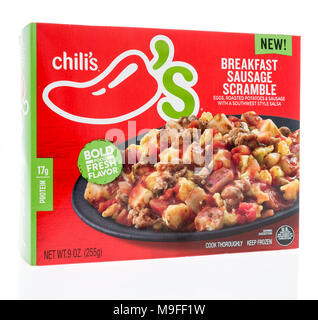 Winneconne, WI - 21. März 2018: Eine Box mit Chili's Frühstück Wurst jagt auf eine isolierte Hintergrund. Stockfoto