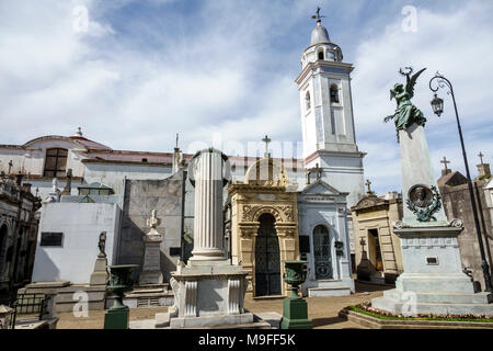 Buenos Aires Argentinien,Cementerio de la Recoleta Friedhof,historisch,Gräber Statuen,Mausoleen,Marmor,Kreuz,Basilika Nuestra Senora del Pilar,Glockenturm, Stockfoto