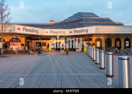 Eine Linie aus Metall Poller bilden eine Barriere zum Schutz der Fußgänger form Terroranschlag von Kfz außerhalb Lesen Bahnhof in Großbritannien Stockfoto